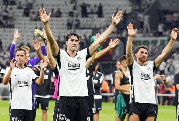 Besiktas v Kauno Zalgiris - UEFA Europa League ISTANBUL, TURKIYE - AUGUST 20: Besiktas players greet the fans after winning the UEFA Europa League playoff round first-leg match between Besiktas and Kauno Zalgiris at Tupras Stadium in Istanbul, Turkiye on August 20, 2026. Esra Bilgin Anadolu Istanbul Turkey. Editorial use only. Please get in touch for any other usage.  Copyright: x2026xAnadoluxEsraxBilginx