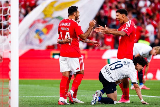 SL Benfica v AGF Aarhus - UEFA Europa League (Qual.) 2026 27 Playoff 1Âª Mao Vangelis Pavlidis 14, ponta de lanca do SL Benfica celebra com Alexander Bah 6, lateral do SL Benfica o golo de Rafa Silva 27, medio ofensivo do SL Benfica durante a partida entre SL Benfica v AGF Aarhus, para a UEFA Europa League (Qual.) 2026 27 Playoff 1Âª Mao no Estadio da Luz, Portugal (Foto de Diogo Faria Reis Avant Sports) Lisboa Estadio Da Luz Lisboa Portugal Copyright: xDiogoxFariaxReis AvantxSportsx