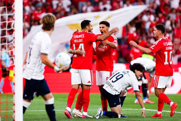 SL Benfica v AGF Aarhus - UEFA Europa League (Qual.) 2026 27 Playoff 1Âª Mao Vangelis Pavlidis 14, ponta de lanca do SL Benfica celebra com Alexander Bah 6, lateral do SL Benfica o golo de Rafa Silva 27, medio ofensivo do SL Benfica durante a partida entre SL Benfica v AGF Aarhus, para a UEFA Europa League (Qual.) 2026 27 Playoff 1Âª Mao no Estadio da Luz, Portugal (Foto de Diogo Faria Reis Avant Sports) Lisboa Estadio Da Luz Lisboa Portugal Copyright: xDiogoxFariaxReis AvantxSportsx