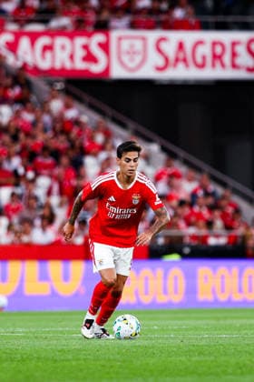 SL Benfica v AGF Aarhus - UEFA Europa League (Qual.) 2026 27 Playoff 1Âª Mao Enzo Barrenechea 5, medio do SL Benfica durante a partida entre SL Benfica v AGF Aarhus, para a UEFA Europa League (Qual.) 2026 27 Playoff 1Âª Mao no Estadio da Luz, Portugal (Foto de Diogo Faria Reis Avant Sports) Lisboa Estadio Da Luz Lisboa Portugal Copyright: xDiogoxFariaxReis AvantxSportsx