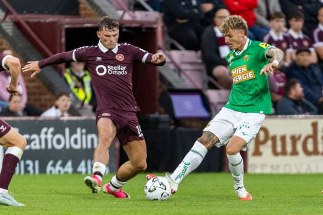 SOCCER - UEFA ECL, Hearts vs Rapid EDINBURGH,SCOTLAND,20.AUG.26 - SOCCER - UEFA Conference League, play-off, Heart of Midlothian FC vs SK Rapid Wien. Image shows Tom Renaud (Hearts) and Bendeguz Bolla (Rapid).  GEPAxpictures xPhilippxBrem