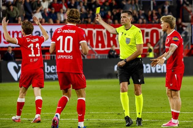 ENSCHEDE - Referee Juxhin Xhaja shows a yellow card to Daan Rots of FC Twente and reacts during the UEFA Conference League match between FC Twente and Qarabag FK at De Grolsch Veste stadium on August 20, 2026 in Enschede, the Netherlands. WART BRINKERHOF ANP xVIxANPxSportx xMarcelxterxBalsxIVx 565892122 originalFilename: 565892122.jpg