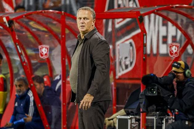 ENSCHEDE - FC Twente head coach John van den Brom during the UEFA Conference League match between FC Twente and Qarabag FK at De Grolsch Veste stadium on August 20, 2026 in Enschede, the Netherlands. WART BRINKERHOF ANP xVIxANPxSportx xMarcelxterxBalsxIVx 565892153 originalFilename: 565892153.jpg