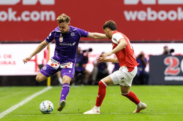 SOCCER - UEFA ECL, Braga vs A.Wien BRAGA,PORTUGAL,20.AUG.26 - SOCCER - UEFA Conference League, play-off, Sporting Braga vs FK Austria Wien. Image shows Johannes Eggestein (A.Wien) and Adrian Bajrami (Braga).  GEPAxpictures xArminxRauthner
