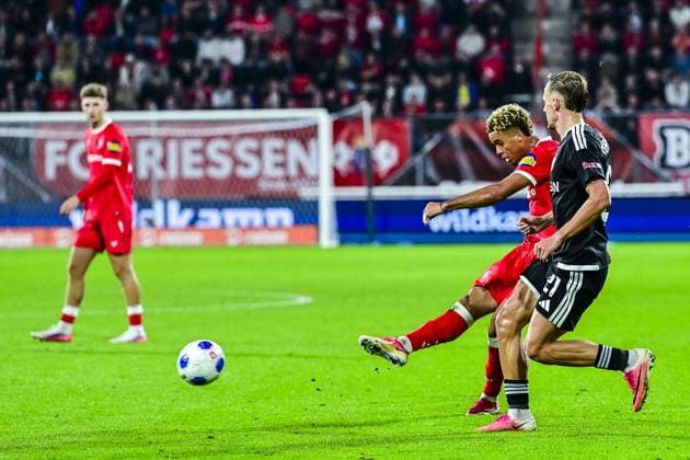 ENSCHEDE , 20 08-2026 , Stadium Grolsch Veste , season 2026 2027 , UEFA Conference League play-off football , match between FC Twente and FK Qarabag , picture shows Twente player Daouda Weidmann , Qarabag player Olexiy Kashchuk Twente - Qarabag  x205877335x Copyright: