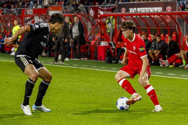 ENSCHEDE - Sondre Orjasaeter of FC Twente dribbles with the ball under pressure from Matheus Silva of Qarabag FK during the UEFA Conference League match between FC Twente and Qarabag FK at De Grolsch Veste stadium on 20 August 2026 in Enschede, the Netherlands. WART BRINKERHOF ANP xVIxANPxSportx xMarcelxterxBalsxIVx 565892568 originalFilename: 565892568.jpg