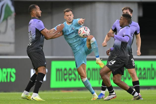 260820 AA Gent vs Hibernian Jordan Obita (21) of Hibernian and Miguel Chaiwa (14) of Hibernian fighting for the ball with Laszlo Benes (8) of AA Gent pictured during the Play off round - first leg in the 2026-2027 Uefa Conference League season between AA Gent and Hibernian FC from Scotland on August 20 , 2026 in Gent, Belgium. (Photo by David Catry Isosport) Gent Belgium  Copyright: xDavidxCatryx 20260820DC2_5199