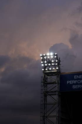 Flutlicht, Sonne hinter den Wolken , Schottland, Fussball, UEFA Conference League, Play-offs, Hinspiel, 2026 2027, Motherwell FC vs. SC Freiburg, 20.08.2026, Fir Park Stadium, Motherwell Motherwell Fir Park Stadium North Lanarkshire Schottland *** Floodlights, sun behind the clouds, Scotland, soccer, UEFA Conference League, playoffs, first leg, 2026–2027, Motherwell FC vs. SC Freiburg, August 20, 2026, Fir Park Stadium, Motherwell, Fir Park Stadium, North Lanarkshire, Scotland Copyright: xArnexAmbergx