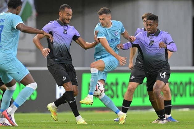 260820 AA Gent vs Hibernian Jordan Obita (21) of Hibernian and Miguel Chaiwa (14) of Hibernian fighting for the ball with Laszlo Benes (8) of AA Gent pictured during the Play off round - first leg in the 2026-2027 Uefa Conference League season between AA Gent and Hibernian FC from Scotland on August 20 , 2026 in Gent, Belgium. (Photo by David Catry Isosport) Gent Belgium  Copyright: xDavidxCatryx 20260820DC2_5212
