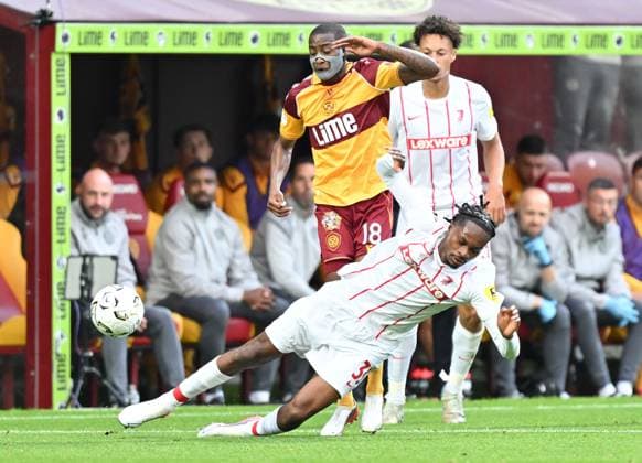 Tawanda Maswanhise of Motherwell and Jordy Makendo of SC Freiburg Motherwell v Freiburg, UEFA Conference League, Play-Off Round, First Leg, Football, Fir Park, Motherwell, Scotland, UK - 20 Aug 2026Motherwell Fir Park Scotland United Kingdom  Copyright: xMarkxRunnacles Shutterstockx 17108687ba