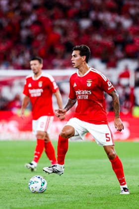 SL Benfica v AGF Aarhus - UEFA Europa League (Qual.) 2026 27 Playoff 1Âª Mao Enzo Barrenechea 5, medio do SL Benfica durante a partida entre SL Benfica v AGF Aarhus, para a UEFA Europa League (Qual.) 2026 27 Playoff 1Âª Mao no Estadio da Luz, Portugal (Foto de Diogo Faria Reis Avant Sports) Lisboa Estadio Da Luz Lisboa Portugal Copyright: xDiogoxFariaxReis AvantxSportsx