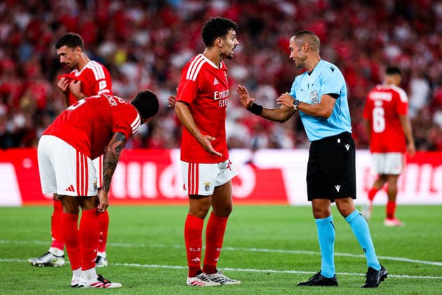 SL Benfica v AGF Aarhus - UEFA Europa League (Qual.) 2026 27 Playoff 1Âª Mao Tomas Araujo 44, defesa central e capitao do SL Benfica pede falta ao arbitro durante a partida entre SL Benfica v AGF Aarhus, para a UEFA Europa League (Qual.) 2026 27 Playoff 1Âª Mao no Estadio da Luz, Portugal (Foto de Diogo Faria Reis Avant Sports) Lisboa Estadio Da Luz Lisboa Portugal Copyright: xDiogoxFariaxReis AvantxSportsx