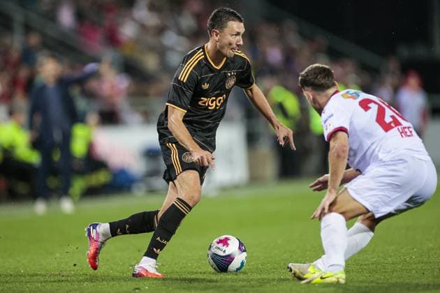 SION , 2008-2026, Stade de Tourbillon , season 2026 2027 , UEFA Conference League play-off football . Match between FC Sion and Ajax, Picture shows Ajax player Steven Berghuis and FC Sion player Nias Hefti Sion - Ajax  x205877480x Copyright: