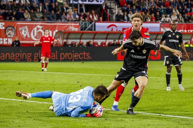 ENSCHEDE - Qarabag FK goalkeeper Martin Zlomislic makes a save during the UEFA Conference League match between FC Twente and Qarabag FK at De Grolsch Veste stadium on August 20, 2026 in Enschede, the Netherlands. WART BRINKERHOF ANP xVIxANPxSportx xMarcelxterxBalsxIVx 565893277 originalFilename: 565893277.jpg
