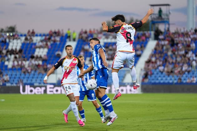 August 20, 2026, Leganes, Madrid, Spain: Unai Lopez of Rayo Vallecano and Lucas Boye of Deportivo Alaves compete for the ball during the Spanish League, LaLiga EA Sports, football match played between Rayo Vallecano and Deportivo Alaves at Butarque stadium on August 20, 2026, in Leganes, Madrid, Spain. Leganes Spain - ZUMAa181 20260820_zaa_a181_062 Copyright: xDennisxAgyemanx