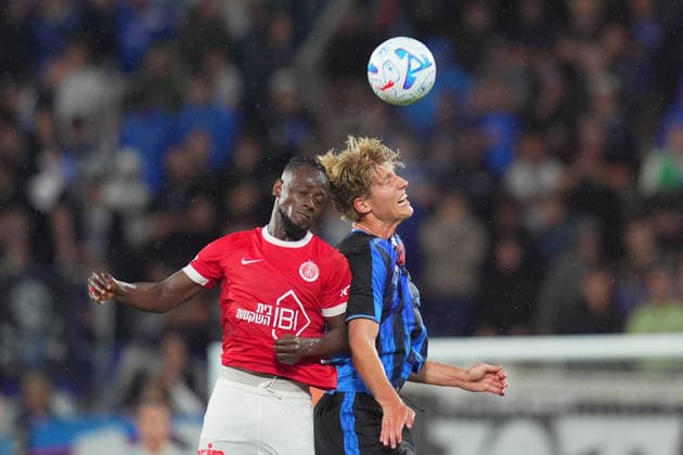 Atalanta s Thomas Kristensen fights for the ball with Hapoel Tel Aviv s Emmanuel Boateng during the Playoff Conference League soccer match between Atalanta and Hapoel Tel-Aviv at the New Balance Arena in Bergamo , North Italy - Friday , August 20 , 2026 . - Soccer .  Copyright: xSpada LaPressex