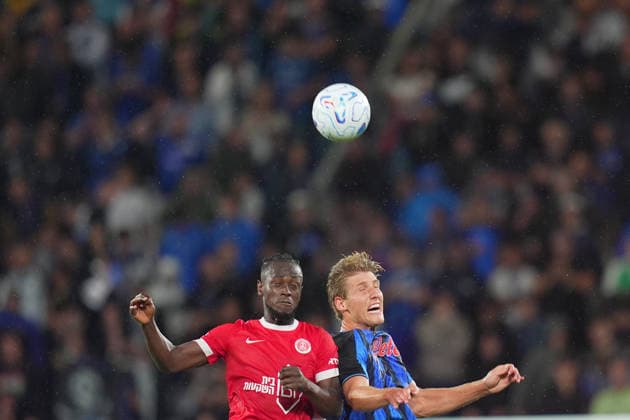 Atalanta s Thomas Kristensen fights for the ball with Hapoel Tel Aviv s Emmanuel Boateng during the Playoff Conference League soccer match between Atalanta and Hapoel Tel-Aviv at the New Balance Arena in Bergamo , North Italy - Friday , August 20 , 2026 . - Soccer .  Copyright: xSpada LaPressex