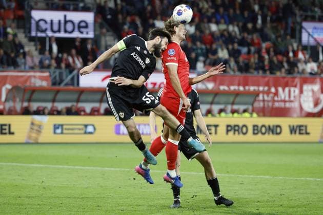 ENSCHEDE - (lr) Badavi Guseynov of QarabaÄü FK, Sam Lammers of FC Twente during the UEFA Conference League play-off match between FC Twente and Qarabag FK at De Grolsch Veste on 20 August 2026 in Enschede, the Netherlands. VINCENT JANNINK ANP xVIxANPxSportx xxANPxIVx 565893262 originalFilename: 565893262.jpg