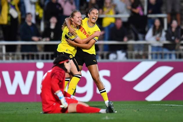 Borussia Dortmund - Arminia Bielefeld ** NUR FÜR REDAKTIONELLE ZWECKE ** EDITORIAL USE ONLY **<p>Fußball Frauen Regionalliga West 1. SPIELTAG: Borussia Dortmund - Arminia Bielefeld am 20.08.2026 im Stadion Rote Erde in Dortmund Torjubel zum 3:0 durch Ronja Leubner ( Borussia Dortmund ), links - Jenske Steenwijk ( Borussia Dortmund ), rechts - Johanna Wende ( Arminia Bielefeld ), vorne Deutschland Nordrhein Westfalen Dortmund Copyright: ThorstenxTillmann *** Borussia Dortmund vs. Arminia Bielefeld ** FOR EDITORIAL USE ONLY ** EDITORIAL USE ONLY ** Women’s Soccer, Regionalliga West, Matchday 1: Borussia Dortmund vs. Arminia Bielefeld on August 20, 2026, at Rote Erde Stadium in Dortmund. Celebration of the 3–0 goal by Ronja Leubner of Borussia Dortmund, on the left, Jenske Steenwijk of Borussia Dortmund; on the right, Johanna Wende of Arminia Bielefeld; in the foreground, Germany, North Rhine-Westphalia, Dortmund. Copyright ThorstenxTillmann Copyright: ThorstenxTillmann doc878u3g7mslg1nc9m7f67 ,EDITORIAL USE ONLY