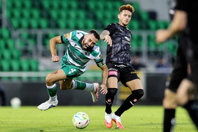 UEFA Europa Conference League Play-off First Leg, Tallaght Stadium, Dublin 20 8 2026 Shamrock Rovers vs KuPS Shamrock Rovers Roberto Lopes is tackled by Jaime Moreno of KuPS Roberto Lopes is tackled by Jaime Moreno 20 8 2026  Copyright: xLaszloxGeczox LG_20-08-2026_025839