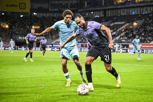 Gent s Kyrell Wilson and Hibernian s Jordan Obita pictured in action during a soccer game between Belgian KAA Gent and Scottish Hibernian FC, Thursday 20 August 2026 in Gent, the first leg of the play-off round for the UEFA Conference League group phase. TOM GOYVAERTS TomxGoyvaerts  x183852953x