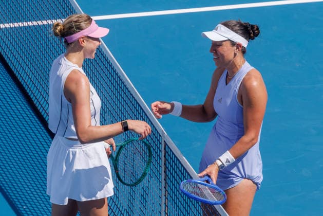 August 20, 2026, Mason, Ohio, U.S: Amanda Anisimova (USA) meets Jessica Pegula (USA) at the net after PegulaÃ¢â‚¬â ¢s win at ThursdayÃ¢â‚¬â ¢s quarterfinals at the Cincinnati Open at the Lindner Family Tennis Center , Mason, Oh. Mason U.S - ZUMAs304 20260820_zaf_s304_068 Copyright: xScottxStuartx