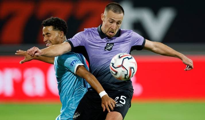 Momodou Sonko of KAA Gent and Felix Passlack of Hibernian. Gent v Hibernian, UEFA Conference League, Play-Off Round, First Leg, Football, Planet Group Arena, Gent, Belgium - 20 Aug 2026Gent Planet Group Arena Belgium  Copyright: xMauricexvanxSteen Shutterstockx 17108685ai