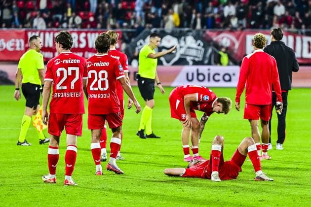 ENSCHEDE , 20 08-2026 , Stadium Grolsch Veste , season 2026 2027 , UEFA Conference League play-off football , match between FC Twente and FK Qarabag , picture shows Twente players , disappointment , final score 0-1. Twente - Qarabag  x205877773x Copyright: