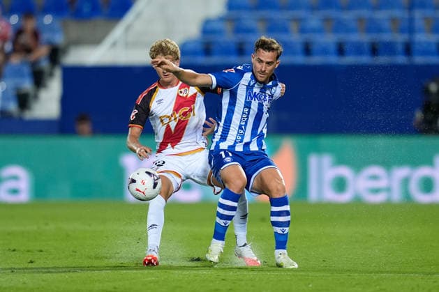 August 20, 2026, Leganes, Madrid, Spain: Toni Martinez of Deportivo Alaves and Pelayo Fernandez of Rayo Vallecano compete for the ball during the Spanish League, LaLiga EA Sports, football match played between Rayo Vallecano and Deportivo Alaves at Butarque stadium on August 20, 2026, in Leganes, Madrid, Spain. Leganes Spain - ZUMAa181 20260820_zaa_a181_074 Copyright: xDennisxAgyemanx