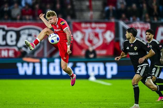 ENSCHEDE , 20 08-2026 , Stadium Grolsch Veste , season 2026 2027 , UEFA Conference League play-off football , match between FC Twente and FK Qarabag , picture shows Twente player Kristian Hlynsson , Qarabag player Samuel Lobato Twente - Qarabag  x205877927x Copyright: