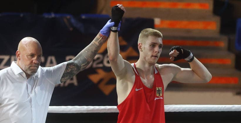 20.08.2026 Loznica(Serbia) European Juniors U19 boxing championship U-19 EM Boxen men s 75kg semi fiinal Simon Mullan(L) England referee,Justin Kiz (R) Germany Deutschland :