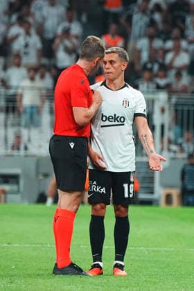 ISTANBUL, TURKEY - AUGUST 20 : Leandro Trossard of Besiktas reacts to referee Tobias Stieler during the UEFA Europa League 2026 27 Play-off round first leg match between Besiktas JK and Kauno Zalgiris at Tupras Stadium on August 20, 2026 in Istanbul, Turkey. Istanbul Turkey Copyright: xSeskimPhotox Besiktas-KaunoZalg-2008 (127)