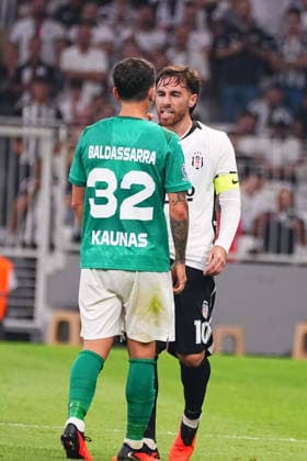 ISTANBUL, TURKEY - AUGUST 20 : Orkun Kokcu (10) of Besiktas reacts to Franco Baldassarra (32) of Kauno Zalgiris battle for the ball during the UEFA Europa League 2026 27 Play-off round first leg match between Besiktas JK and Kauno Zalgiris at Tupras Stadium on August 20, 2026 in Istanbul, Turkey. Istanbul Turkey Copyright: xSeskimPhotox Besiktas-KaunoZalg-2008 (137)