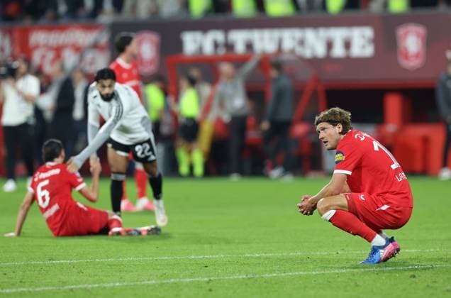 ENSCHEDE - FC Twente aanvaller Sam Lammers is teleurgesteld na afloop van de UEFA Conference League wedstrijd tussen FC Twente en FK Qarabag in Golsch Veste op 20 augustus 2026 in Enschede , Nederland. - *** ENSCHEDE FC Twente forward Sam Lammers is disappointed after the UEFA Conference League match between FC Twente and FK Qarabag at Golsch Veste on August 20, 2026, in Enschede, the Netherlands