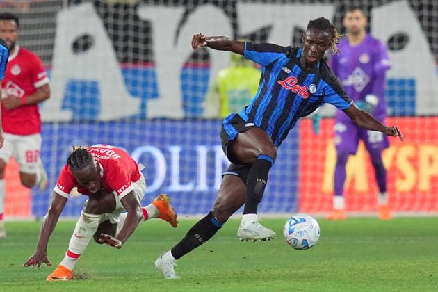 Atalanta s Odilon Kossounou fights for the ball with Hapoel Tel Aviv s Fernand Mayembo during the Playoff Conference League soccer match between Atalanta and Hapoel Tel-Aviv at the New Balance Arena in Bergamo , North Italy - Friday , August 20 , 2026 . - Soccer .  Copyright: xSpada LaPressex
