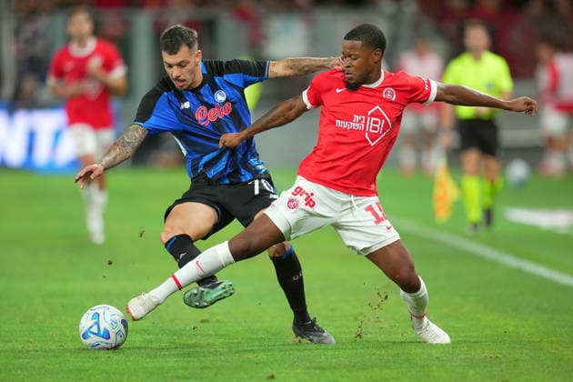Atalanta s Gianluca Gaetano fights for the ball with Hapoel Tel Aviv s Xande Silva during the Playoff Conference League soccer match between Atalanta and Hapoel Tel-Aviv at the New Balance Arena in Bergamo , North Italy - Friday , August 20 , 2026 . - Soccer .  Copyright: xSpada LaPressex