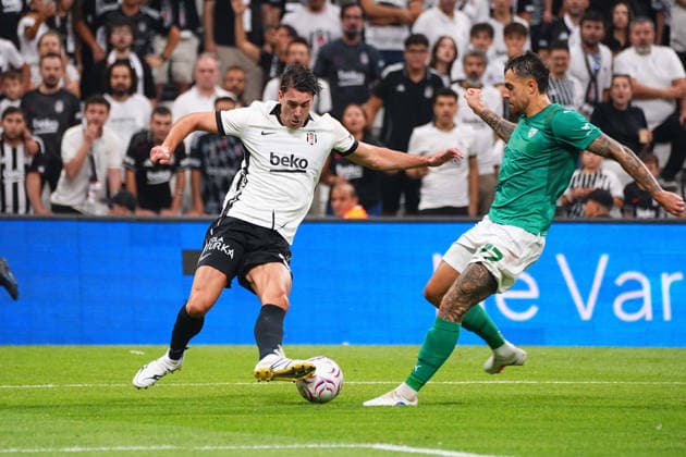 ISTANBUL, TURKEY - AUGUST 20 : Dusan Vlahovic (L) of Besiktas and Rokas Lekiatas (77) of Kauno Zalgiris battle for the ball during the UEFA Europa League 2026 27 Play-off round first leg match between Besiktas JK and Kauno Zalgiris at Tupras Stadium on August 20, 2026 in Istanbul, Turkey. Istanbul Turkey Copyright: xSeskimPhotox Besiktas-KaunoZalg-2008 (146)