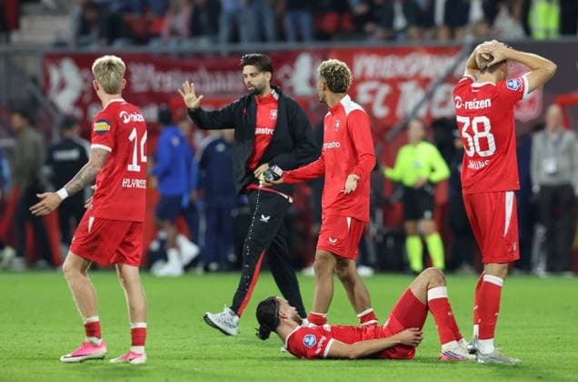 ENSCHEDE - Twente spelers telurgesteld na afloop van de UEFA Conference League wedstrijd tussen FC Twente en FK Qarabag in Golsch Veste op 20 augustus 2026 in Enschede , Nederland. - *** ENSCHEDE Twente players look dejected after the UEFA Conference League match between FC Twente and FK Qarabag at Golsch Veste on August 20, 2026, in Enschede, the Netherlands