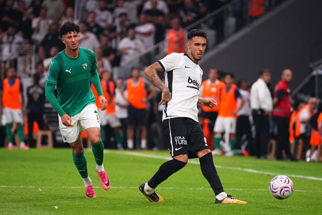 ISTANBUL, TURKEY - AUGUST 20 : Ilhan Fakili (R) of Besiktas and Amine Benchaib (L) of Kauno Zalgiris battle for the ball during the UEFA Europa League 2026 27 Play-off round first leg match between Besiktas JK and Kauno Zalgiris at Tupras Stadium on August 20, 2026 in Istanbul, Turkey. Istanbul Turkey Copyright: xSeskimPhotox Besiktas-KaunoZalg-2008 (158)