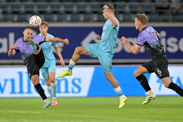 260820 AA Gent vs Hibernian Felix Passlack (25) of Hibernian fighting for the ball with Maksim Paskotsi (3) of AA Gent pictured during the Play off round - first leg in the 2026-2027 Uefa Conference League season between AA Gent and Hibernian FC from Scotland on August 20 , 2026 in Gent, Belgium. (Photo by David Catry Isosport) Gent Belgium  Copyright: xDavidxCatryx 20260820DC2_6151
