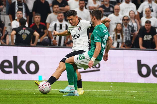 ISTANBUL, TURKEY - AUGUST 20 : Milot Rashica (L) of Besiktas and M. Konatar (33) of Kauno Zalgiris battle for the ball during the UEFA Europa League 2026 27 Play-off round first leg match between Besiktas JK and Kauno Zalgiris at Tupras Stadium on August 20, 2026 in Istanbul, Turkey. Istanbul Turkey Copyright: xSeskimPhotox Besiktas-KaunoZalg-2008 (168)