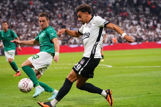 ISTANBUL, TURKEY - AUGUST 20 : Ilhan Fakili (R) of Besiktas and M. Konatar (33) of Kauno Zalgiris battle for the ball during the UEFA Europa League 2026 27 Play-off round first leg match between Besiktas JK and Kauno Zalgiris at Tupras Stadium on August 20, 2026 in Istanbul, Turkey. Istanbul Turkey Copyright: xSeskimPhotox Besiktas-KaunoZalg-2008 (173)