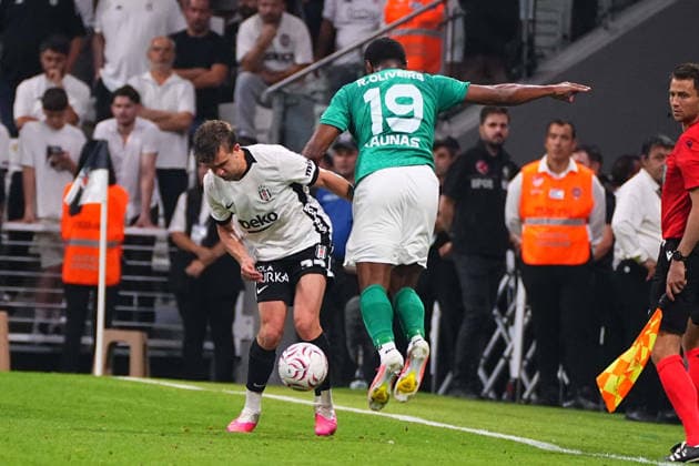 ISTANBUL, TURKEY - AUGUST 20 : Ridvan Yilmaz (L) of Besiktas and Renan Abner do Carmo de Oliveira (19) of Kauno Zalgiris battle for the ball during the UEFA Europa League 2026 27 Play-off round first leg match between Besiktas JK and Kauno Zalgiris at Tupras Stadium on August 20, 2026 in Istanbul, Turkey. Istanbul Turkey Copyright: xSeskimPhotox Besiktas-KaunoZalg-2008 (175)