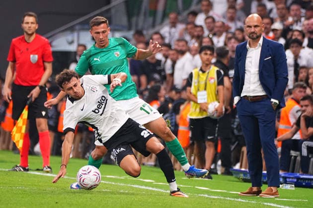 ISTANBUL, TURKEY - AUGUST 20 : Ilhan Fakili of Besiktas and Ivan Fiolic (17) , coach Zeljko Sopic of Kauno Zalgiris battle for the ball during the UEFA Europa League 2026 27 Play-off round first leg match between Besiktas JK and Kauno Zalgiris at Tupras Stadium on August 20, 2026 in Istanbul, Turkey. Istanbul Turkey Copyright: xSeskimPhotox Besiktas-KaunoZalg-2008 (193)