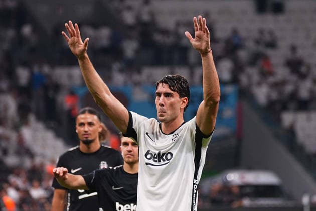 ISTANBUL, TURKEY - AUGUST 20 : Dusan Vlahovic of Besiktas celebrates victory with fans after the UEFA Europa League 2026 27 Play-off round first leg match between Besiktas JK and Kauno Zalgiris at Tupras Stadium on August 20, 2026 in Istanbul, Turkey. Istanbul Turkey Copyright: xSeskimPhotox Besiktas-KaunoZalg-2008 (212)