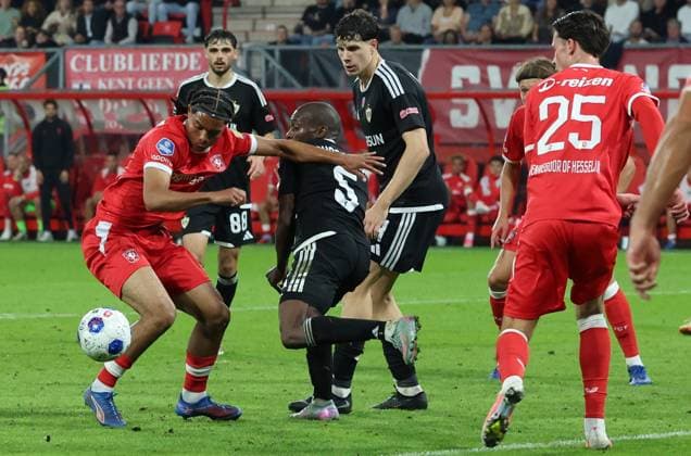 ENSCHEDE - FC Twente aanvaller Filip Thorvaldsen met FK Qarabag verdediger Bruno Langa tijdens de UEFA Conference League wedstrijd tussen FC Twente en FK Qarabag in Golsch Veste op 20 augustus 2026 in Enschede , Nederland. - *** ENSCHEDE FC Twente forward Filip Thorvaldsen and FK Qarabag defender Bruno Langa during the UEFA Conference League match between FC Twente and FK Qarabag at Golsch Veste on August 20, 2026, in Enschede, the Netherlands