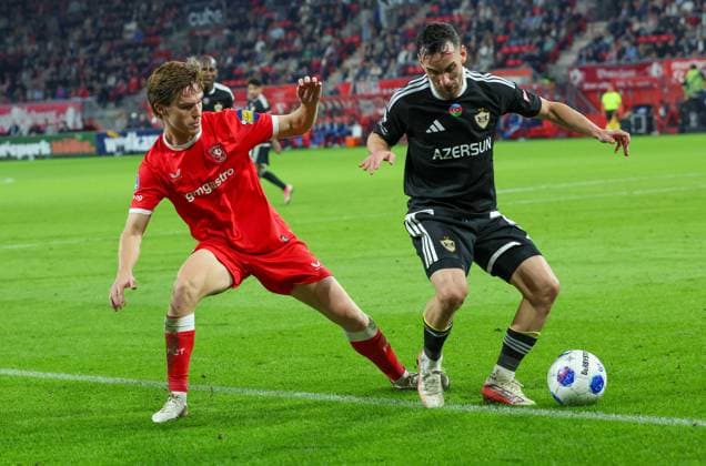 ENSCHEDE - FC Twente aanvaller Daan Rots met FK Qarabag middenvelder Marko Jankovic tijdens de UEFA Conference League wedstrijd tussen FC Twente en FK Qarabag in Golsch Veste op 20 augustus 2026 in Enschede , Nederland. - *** ENSCHEDE FC Twente forward Daan Rots and FK Qarabag midfielder Marko Jankovic during the UEFA Conference League match between FC Twente and FK Qarabag at Golsch Veste on August 20, 2026, in Enschede, Netherlands