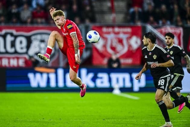 ENSCHEDE , 20 08-2026 , Stadium Grolsch Veste , season 2026 2027 , UEFA Conference League play-off football , match between FC Twente and FK Qarabag , picture shows Twente player Kristian Hlynsson , Qarabag player Samuel Lobato Twente - Qarabag  x205878637x Copyright: