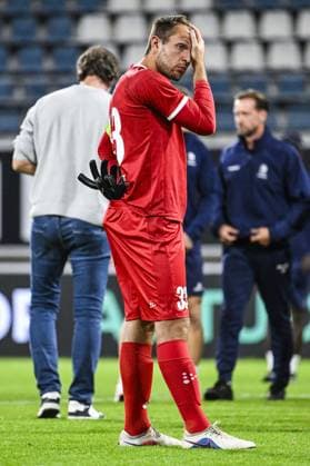Gent s goalkeeper Davy Roef looks dejected after a soccer game between Belgian KAA Gent and Scottish Hibernian FC, Thursday 20 August 2026 in Gent, the first leg of the play-off round for the UEFA Conference League group phase. TOM GOYVAERTS TomxGoyvaerts  x183854884x