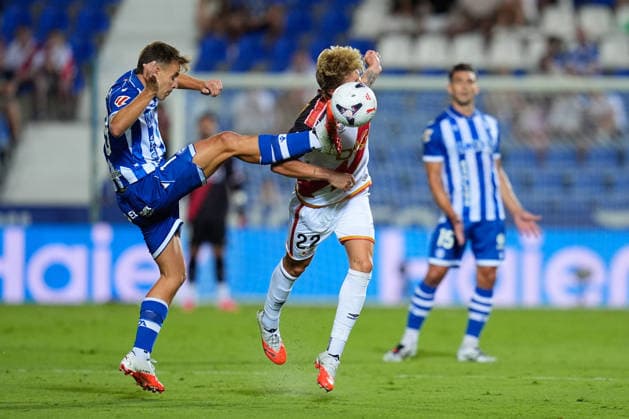 August 20, 2026, Leganes, Madrid, Spain: Pablo Ibanez of Deportivo Alaves and Pelayo Fernandez of Rayo Vallecano compete for the ball during the Spanish League, LaLiga EA Sports, football match played between Rayo Vallecano and Deportivo Alaves at Butarque stadium on August 20, 2026, in Leganes, Madrid, Spain. Rayo Vallecano V Deportivo Alaves - LaLiga EA Sports  - ZUMAa181 20260820_zaa_a181_100 Copyright: xDennisxAgyemanx